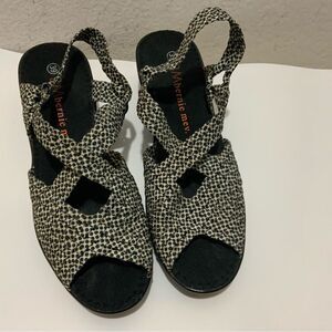 Bernie Mev Wedges Gold Woven Peep Toe Slip On Wedges Size 9